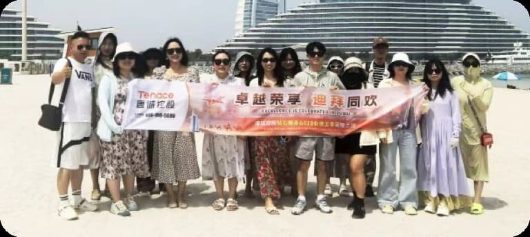 唐诚伙伴民族服饰主题合影